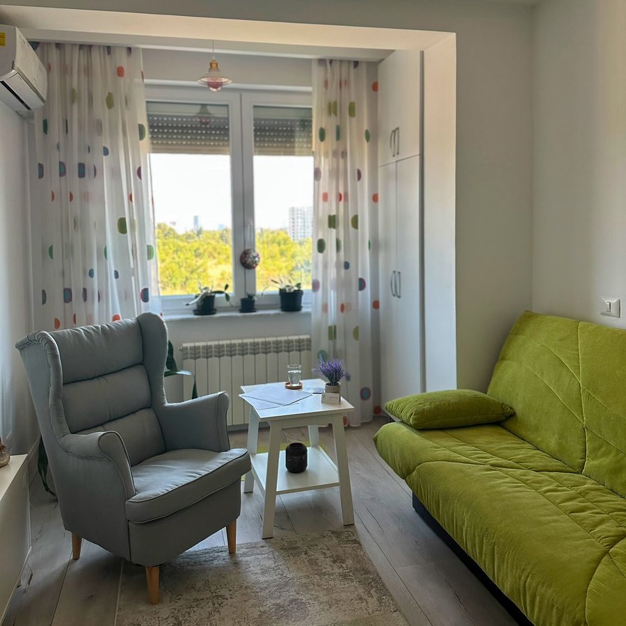Cabinetul, cu fotoliul de terapie și zona de așteptare